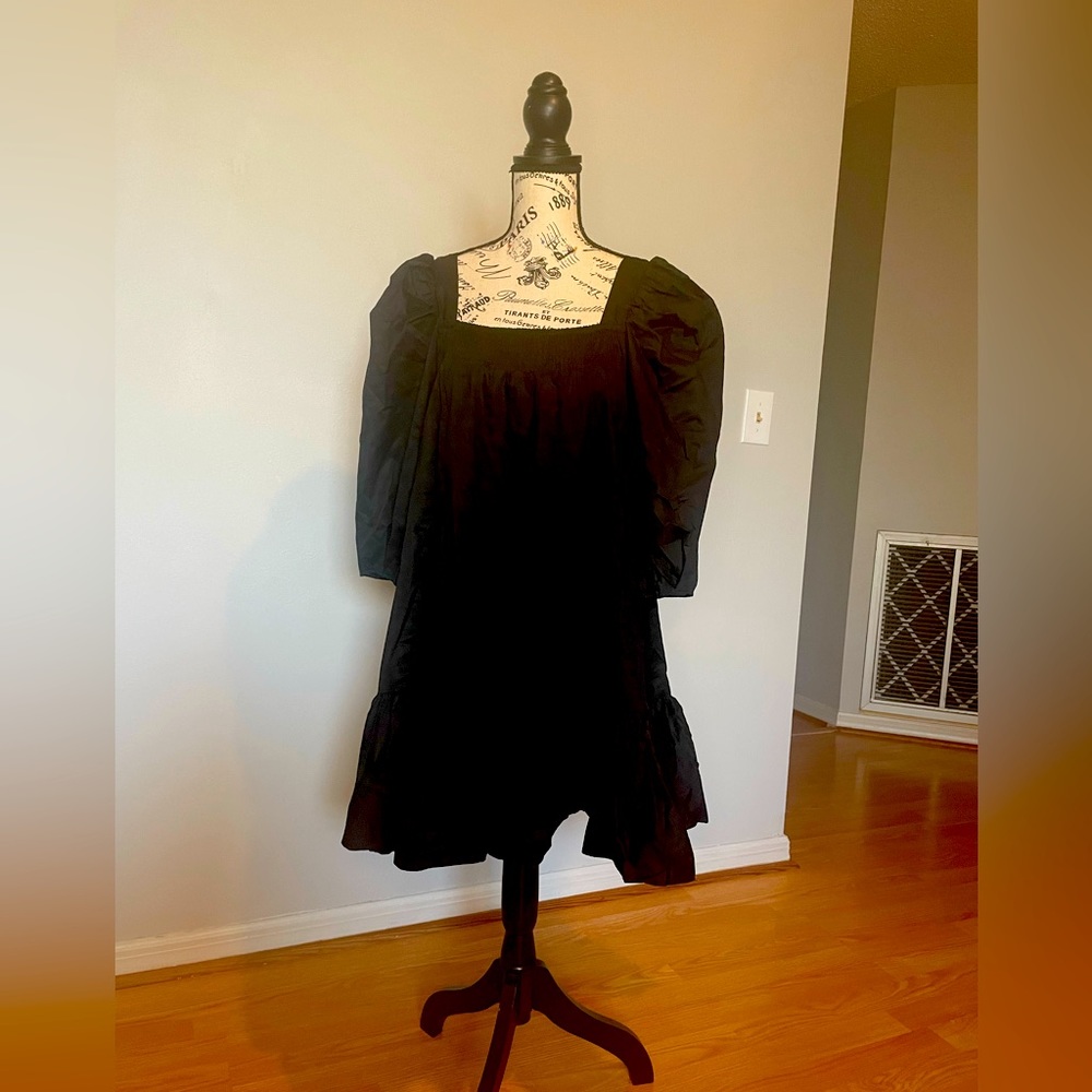 Black balloon sleeves dress from H&M. Size M. As good as new.